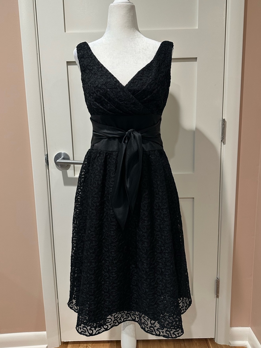 Nine West Size 2 black lace and satin v-neck cocktail dress
